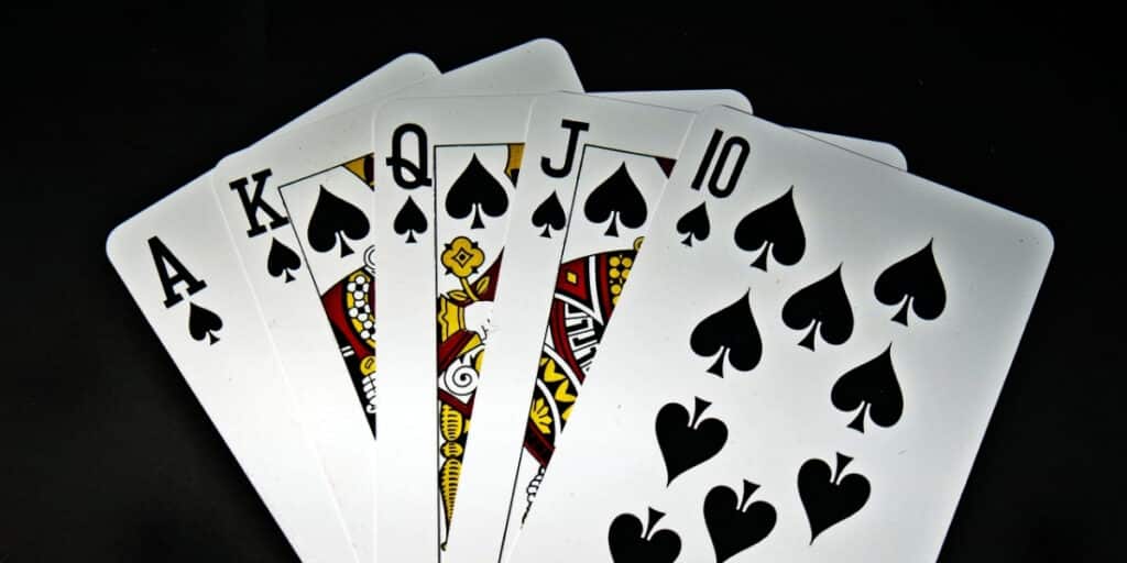 pinochle cards vs poker cards